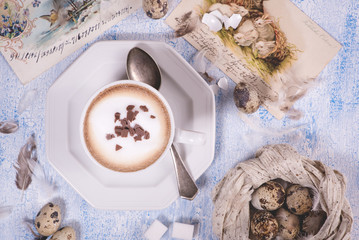 Cappuccino mit Schokostreusel zur Osterzeit