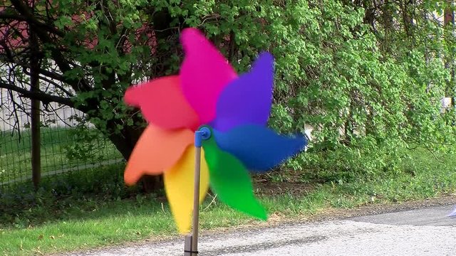 Der Fr&uuml;hlingswind dreht das bunte Windrad
