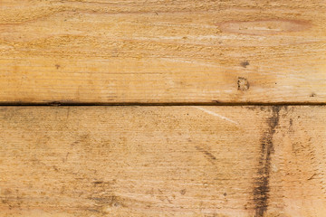 Verwitterter Hintergrund aus Holz mit einem Spalt in der Mitte
