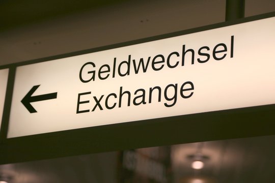 Geldwechsel Exchange internationales Hinweisschild Wegweiser Flughafen