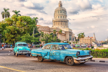 Cuba,Havana, Taxis in front of Capitolio - obrazy, fototapety, plakaty