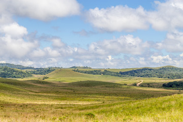 Obraz premium Farm road, field and hill