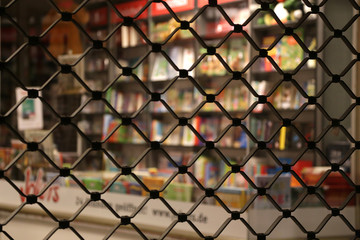 Fototapeta premium absperrgitter vor einer buchhandlung