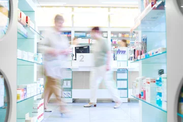 Abwaschbare Fototapete Apotheke Defokussiertes Bild von Kunden, die in der Apotheke einkaufen.