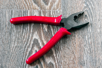 Plat picers ob wooden background