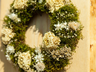 Trockenblumen Kranz als Osterschmuck