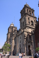 Fototapeta na wymiar les tours de la cathédrale métropolitaine de Mexico