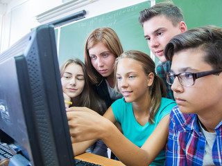 young people in computing class