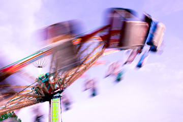 Fahrgeschäft mit Gondeln in einem Freizeitpark