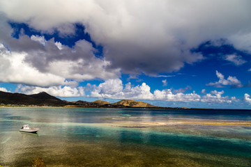 Schöne blau Lagune auf Saint Martin. Kleine Antillen. Karibisches  Meer.