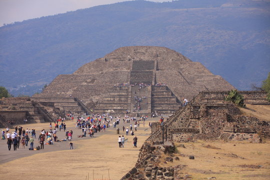 la pyramide de la lune au bout de la chaussée des morts