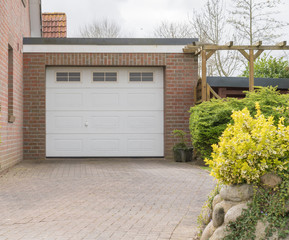 Garage mit einem weißen Tor