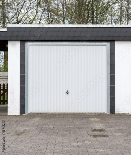 "Weißes Garagentor mit Schiefer" Fotos de archivo e imágenes libres de