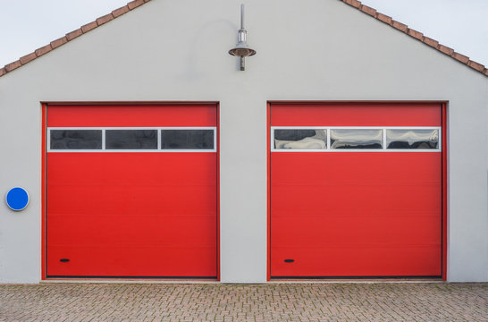 Garage für LKW  mit zwei modernen roten Rolltoren - Garage for trucks with two modern red roller doors