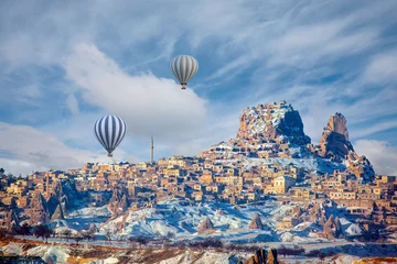 Rolgordijnen Heteluchtballon vliegt over het spectaculaire Cappadocië © muratart