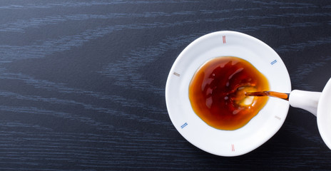 醤油を注ぐ