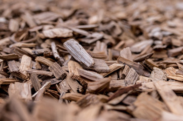 Nahaufnahme von Holzspänen als Bodenbelag bei einem Spielplatz