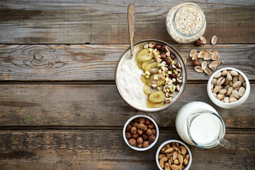 Oatmeal with caramelized bananas and nuts. The concept of healthy breakfast 
