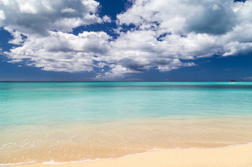 Fototapeta na wymiar Wunderschöne Traumstrand auf Antigua. Kleine Antillen. Karibisches Meer.