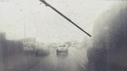 lluvia en autopista