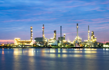 Obraz na płótnie Canvas Oil refinery in Bangkok, Thailand just before sunrise.
