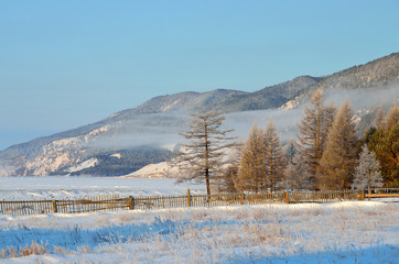 Весеннее туманное утро на берегу озера Байкал в районе мыса Большой Кадильный