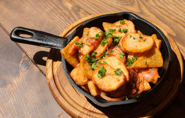 Baked potato wedges with rosemary and garlic
