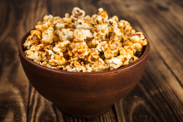 caramel popcorn in clay bowl