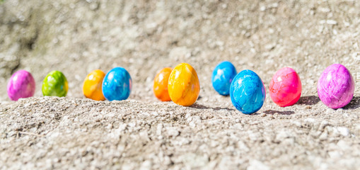 Bunte Ostereier auf einem Stein