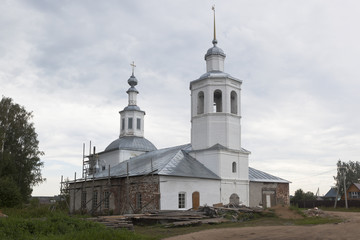 Obraz premium Restoration of the Trinity Life-Giving Church in Vondokurye village, Kotlas district, Arkhangelsk region, Russia