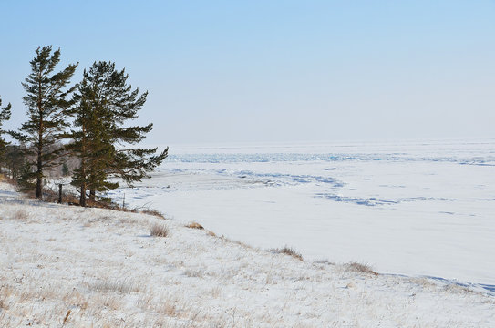 Зимний вид на берег озера Байкал в районе мыса Малый Кадильный