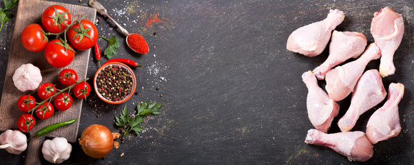 Obraz na płótnie Canvas fresh chicken legs with ingredints for cooking