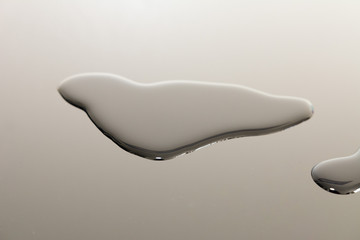 Wasser auf Hintergrund- Wassertropfen