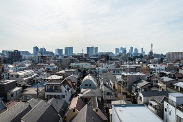 東京の市街地と冬の青空２