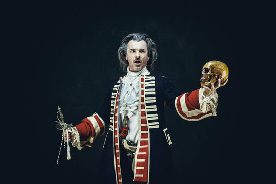 Officier en uniforme "des dragons", chante et tient un cr&acirc;ne et une &eacute;p&eacute;e dans ses mains
