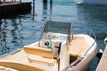 Barca a motore sul lago