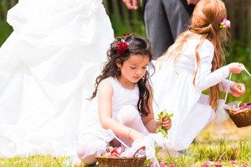Hochzeit Braut und Bräutigam mit Blumenkinder im weißen Kleid