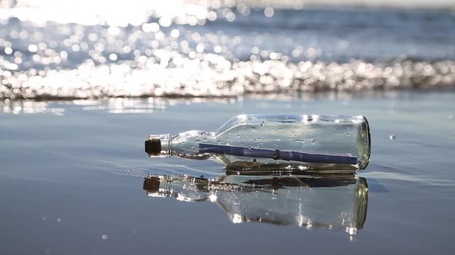 Flaschenpost wird umsp&uuml;lt