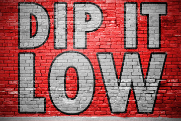 Dip It Low Ziegelsteinmauer Graffiti
