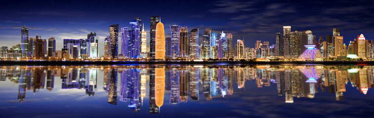 Die Skyline von Doha, Katar, nach Sonnenuntergang