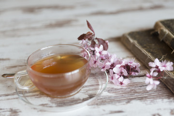 Tee, Bücher, Blüten