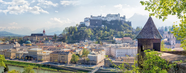 Naklejka premium Salzburg, Austria. Panoramiczny widok na Salzburg z zamkiem Hohensalzburg w słoneczny wiosenny dzień