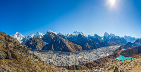 Vue panoramique du Gokyo Ri (5357 m) sur le glacier Ngozumba, le village et le troisième lac (Dudh Pokhari) - Région de Gokyo, Népal, Himalaya