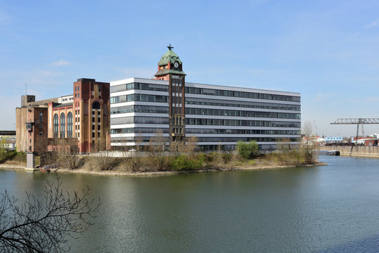alte fabrik in düsseldorfer medianhafen