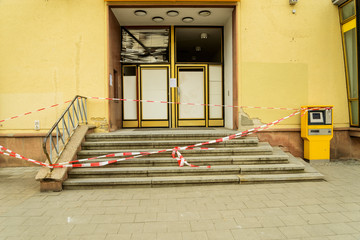 Geschlossene Bank, wegen gesprengtem Geldautomat. Gesperrt mit Absperrband.  Brandenburg,...