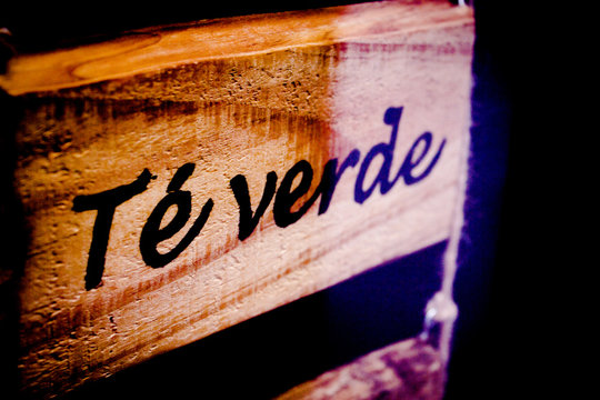 Fototapeta Wood with inscription of green tea in spanish