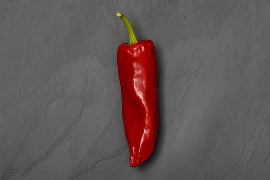 Piment seul sur pierre