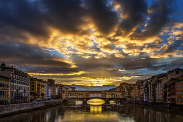 Obraz premium Dramatic Clouds and Sunrise Over Ponte Vecchio Florence