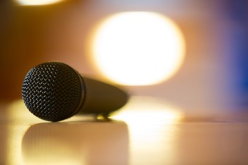 Obraz premium Microphone in conference room