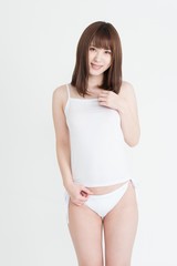 白いキャミソールを着たセクシーな女性。様々なポーズで、魅力的な画像です。